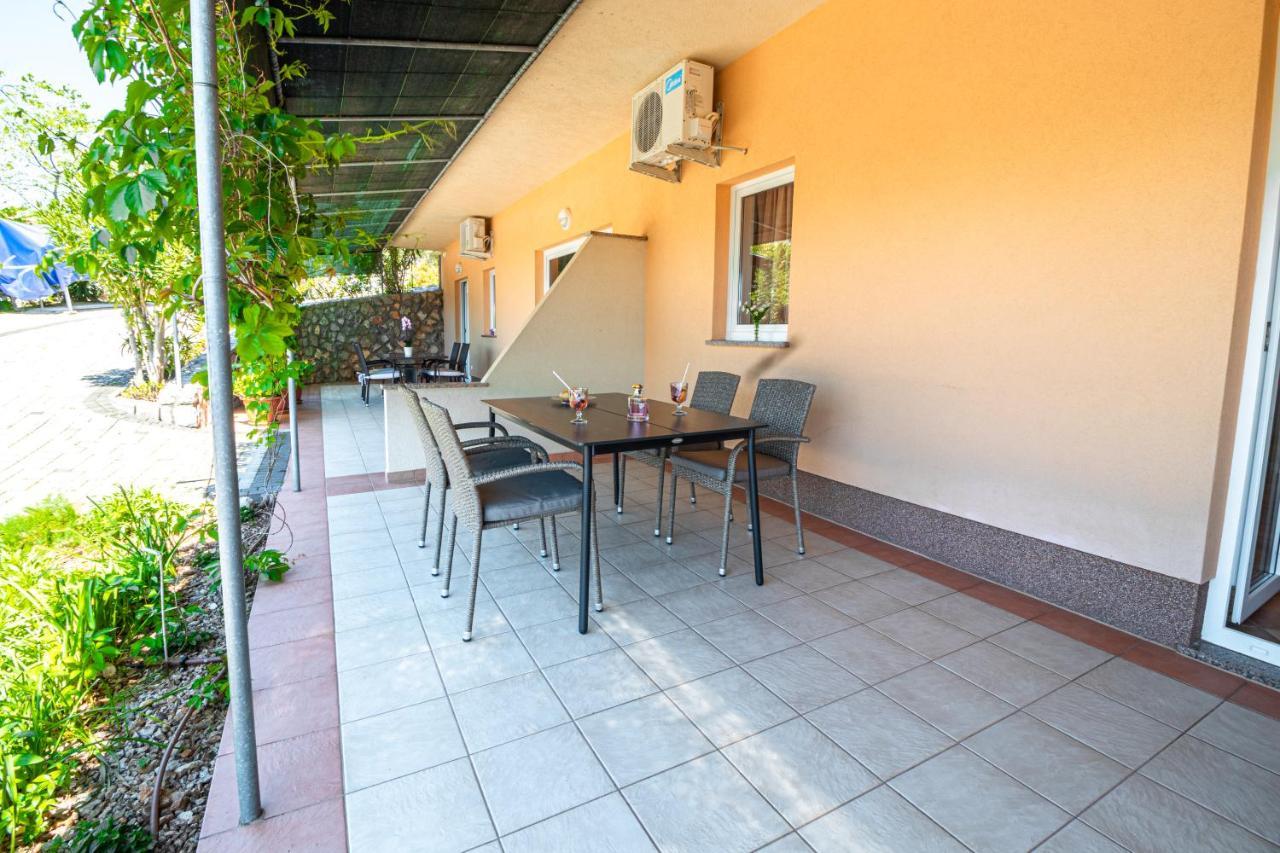 Apartments Sandra Корнич Екстер'єр фото