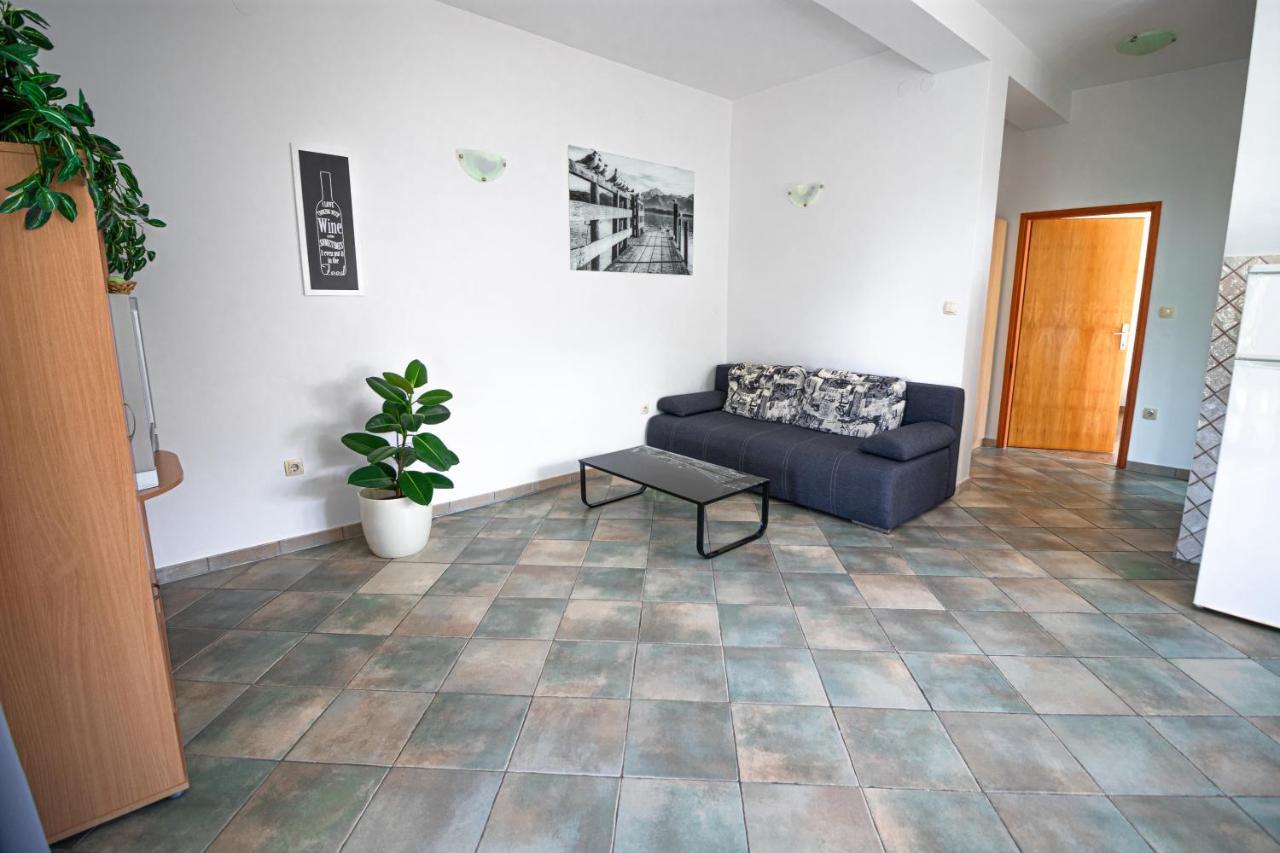 Apartments Sandra Корнич Екстер'єр фото