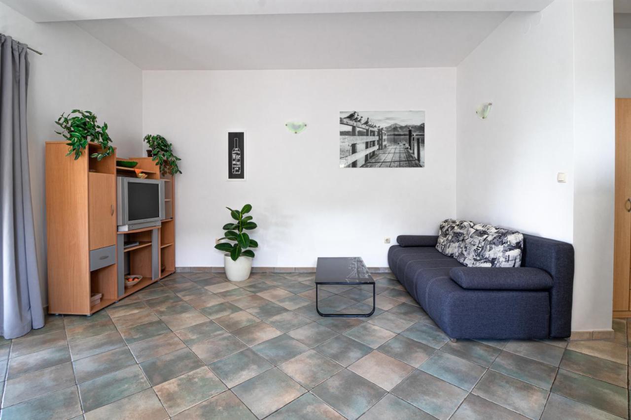 Apartments Sandra Корнич Екстер'єр фото