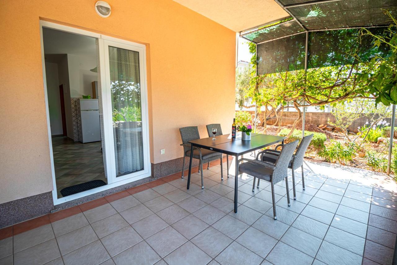 Apartments Sandra Корнич Екстер'єр фото