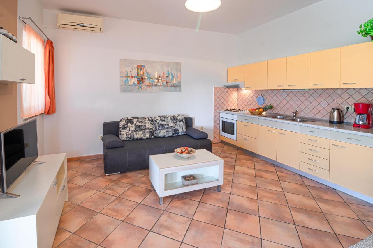 Apartments Sandra Корнич Екстер'єр фото