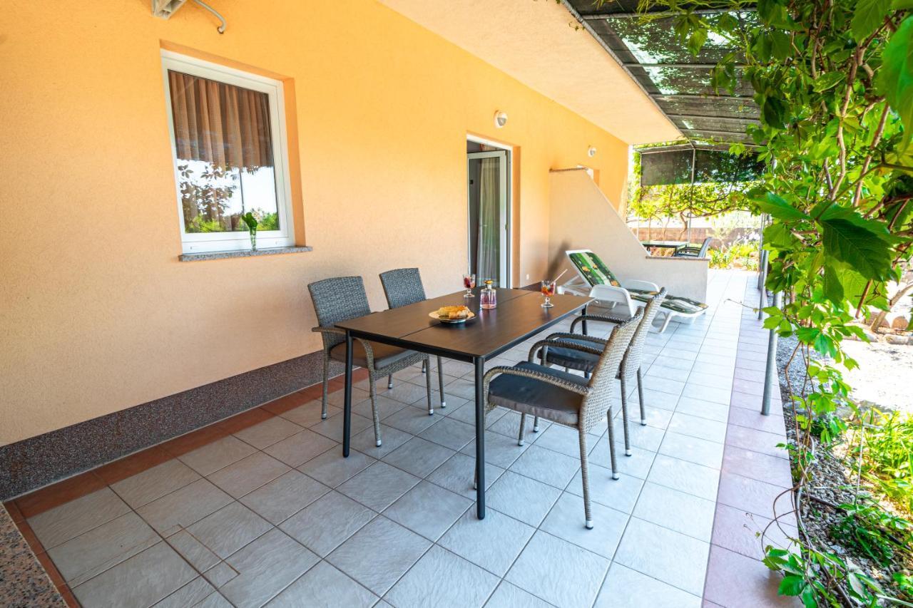 Apartments Sandra Корнич Екстер'єр фото