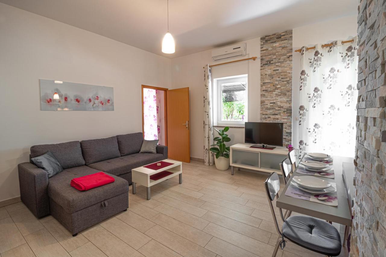 Apartments Sandra Корнич Екстер'єр фото