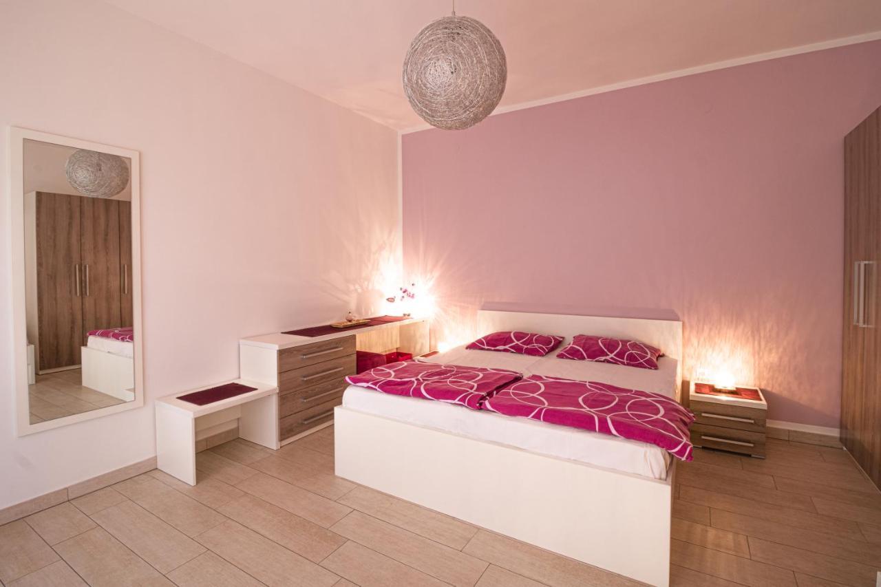 Apartments Sandra Корнич Екстер'єр фото